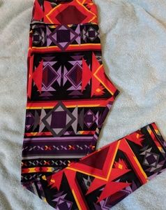 BNWT LULAROE ARROWS TALL & CURVY LEGGINGS.